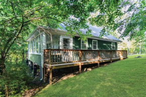 Cozy Cottage w Hot Tub, Fire Pit, WiFi & Sunroom!
